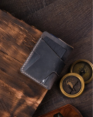 Arka yüzünden çekilen gri crazy deri kartlığın patina efektli el yapımı dokusunun üstten görünümü, Kooka Leather