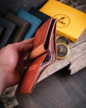 Elde tutulan açık taba Azur hakiki deri cüzdan geniş kağıt para bölmesi görünümü, Kooka Leather el yapımı