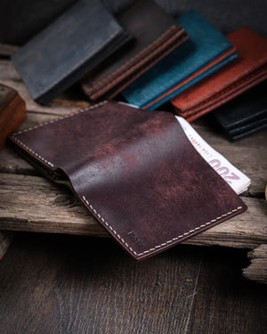 Açık haldeki Azur cüzdanın dış yüzeyinde pueblo deri dokusu ve ışık yansıması detayı, Kooka Leather patina etkili