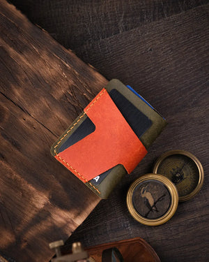 Premium pueblo deri kartlık dış görünümde kartlarla dolu hali ile günlük kullanım pozisyonu, Kooka Leather