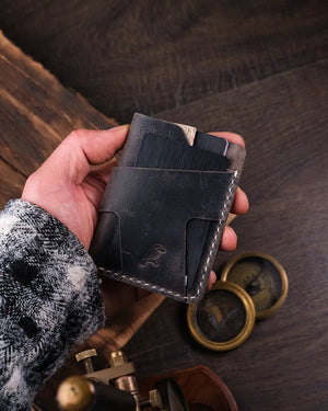 Elde tutulan kompakt gri crazy deri kartlığın minimalist boyutları ve ergonomik yapısı, Kooka Leather tasarım
