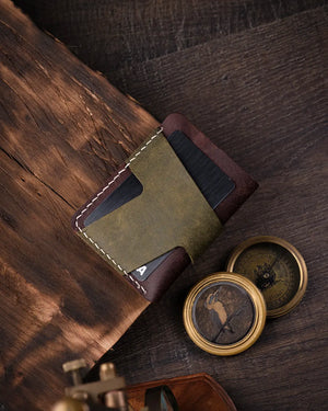 Kahverengi pueblo derinin genel görünümünde doğal patina ve şık tasarım çizgileri üstten perspektif, Kooka Leather