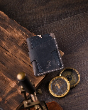 Gri crazy deriden üretilen Wind kartlığın ön yüzünün üstten çekilen saraç işi detayları, Kooka Leather imzası