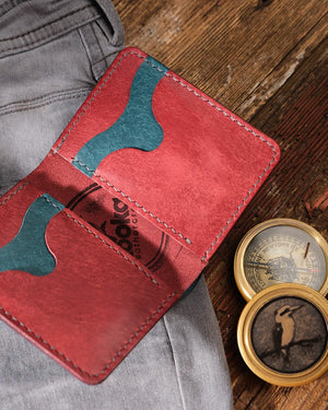 Bordo ve mavi renk kombinasyonlu pueblo deri cüzdanın iç detayları yakından, kart slotlarında mavi aksan ve el dikişi kalitesiyle Kooka Leather