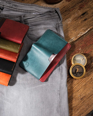 Masaüstünde açık pueblo deri cüzdanın dış kısmı, tam boy kağıt para cebinde 200 TL banknotlar yerleştirilmiş halde Kooka Leather el dikişi ürünü