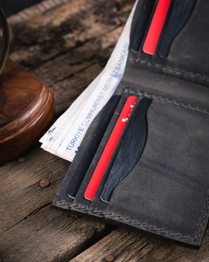 Gri crazy deri erkek kartlık kart slotları dolu halde yakın çekim, Kooka Leather Torn hakiki deri saraç dikişi detaylı