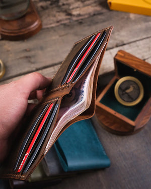 El yapımı deri ürünler yanında içi para dolu taba crazy deri Kooka Leather Torn cüzdan geniş para bölmesi hacmi