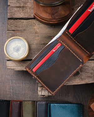 Vintage malzemeler arasında içi dolu taba hakiki deri Kooka Leather Torn erkek kartlık kart slotları yakın detay çekimi