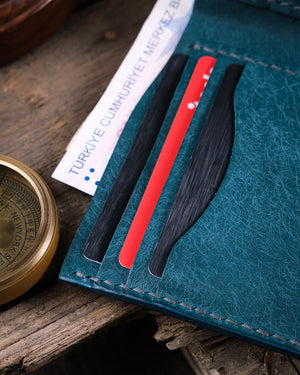 Mavi pueblo deri aksesuar üzerinde saraç işi el dikişleri ve hakiki deri dokusu yakın çekimde detaylı görünüyor, Kooka Leather