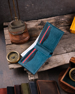Ahşap masa üzerinde mavi bifold pueblo deri cüzdan tamamen dolu halde, kart ve para kapasitesi kullanım senaryosunda görünüyor, Kooka Leather