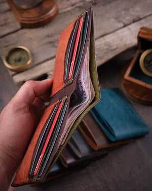 El dikişli pueblo deri erkek cüzdanın geniş kağıt para bölmesi hacim detayı ve iç yapı görünümü, Kooka Leather