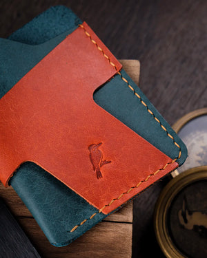 Hakiki pueblo derinin benzersiz dokulu yüzeyinde el dikişi detayları yakın çekimde, Kooka Leather saraciye