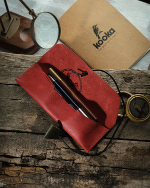 Hakiki deri el işçiliği kalemlik, canlı kırmızı tonlu PUEBLO derisiyle üretilmiş Kooka Leathercraft Yatay Kalemlik, açık konumda içinde kalemlerle görünüyor; suet iç yüzeyi, dairesel kookaburra marka baskısı ve kenar boyunca düzenli el dikişiyle artisanal kaliteyi yansıtıyor.