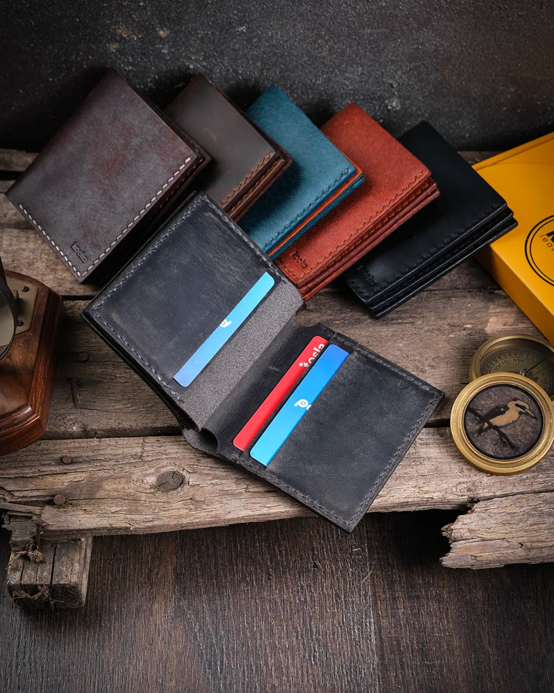 Açık durumda gri Kooka Leather Azur el dikişi cüzdanın kart slotları yerleşimi, crazy deri dokusuyla ahşap ve kumaş detaylar arasında görülüyor.