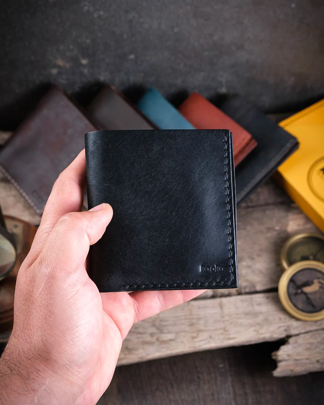 Minimalist erkek cüzdan avuç içinde taşınabilir kompakt boyutlarda kapalı halde, Kooka Leather Azur köşeli form pueblo deri dokusunda