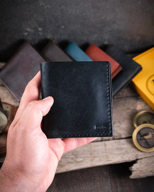 Minimalist erkek cüzdan avuç içinde taşınabilir kompakt boyutlarda kapalı halde, Kooka Leather Azur köşeli form pueblo deri dokusunda