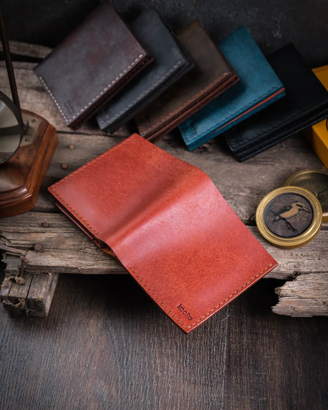 Sıcak ışık altında açık halde patina pueblo deri Azur cüzdan yüzey detayı ve dokusal görünüm, Kooka Leather