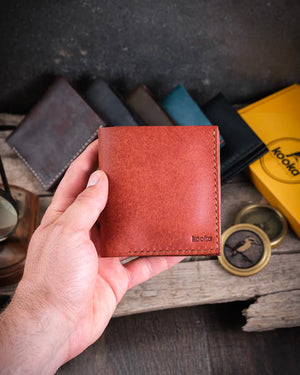 Kapalı halde elde tutulan kompakt boyutlu taba Azur hakiki deri cüzdan pratik taşıma görünümü, Kooka Leather