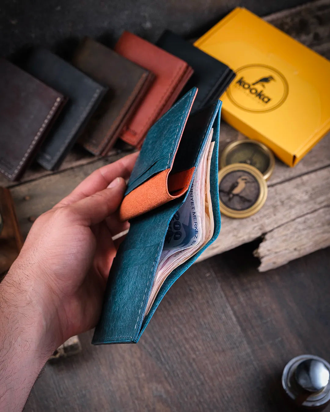 Elde tutulan mavi turuncu pueblo deri Azur erkek cüzdan açık halde geniş kağıt para bölmesi görünümü, Kooka Leather el işçiliği
