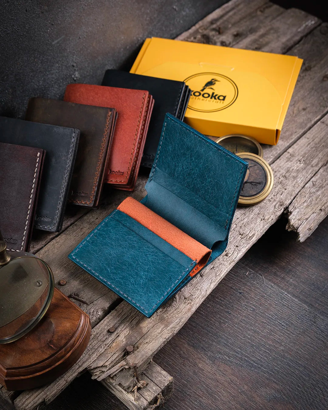 Vintage dekor arasında açık konumda mavi turuncu el dikişli pueblo deri cüzdan iç kısım kart slotları yerleşimi, Kooka Leather