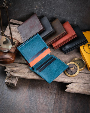 Ahşap yüzeyde mavi turuncu renk kombinli pueblo deri Azur cüzdan açık halde kart slotları yerleşimi ve patina görünümü, Kooka Leather