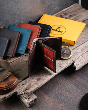 Dik duran açık halde kahverengi Azur pueblo deri cüzdan, sayfa şeklinde iki bölmeli iç tasarım yapısı, Kooka Leather