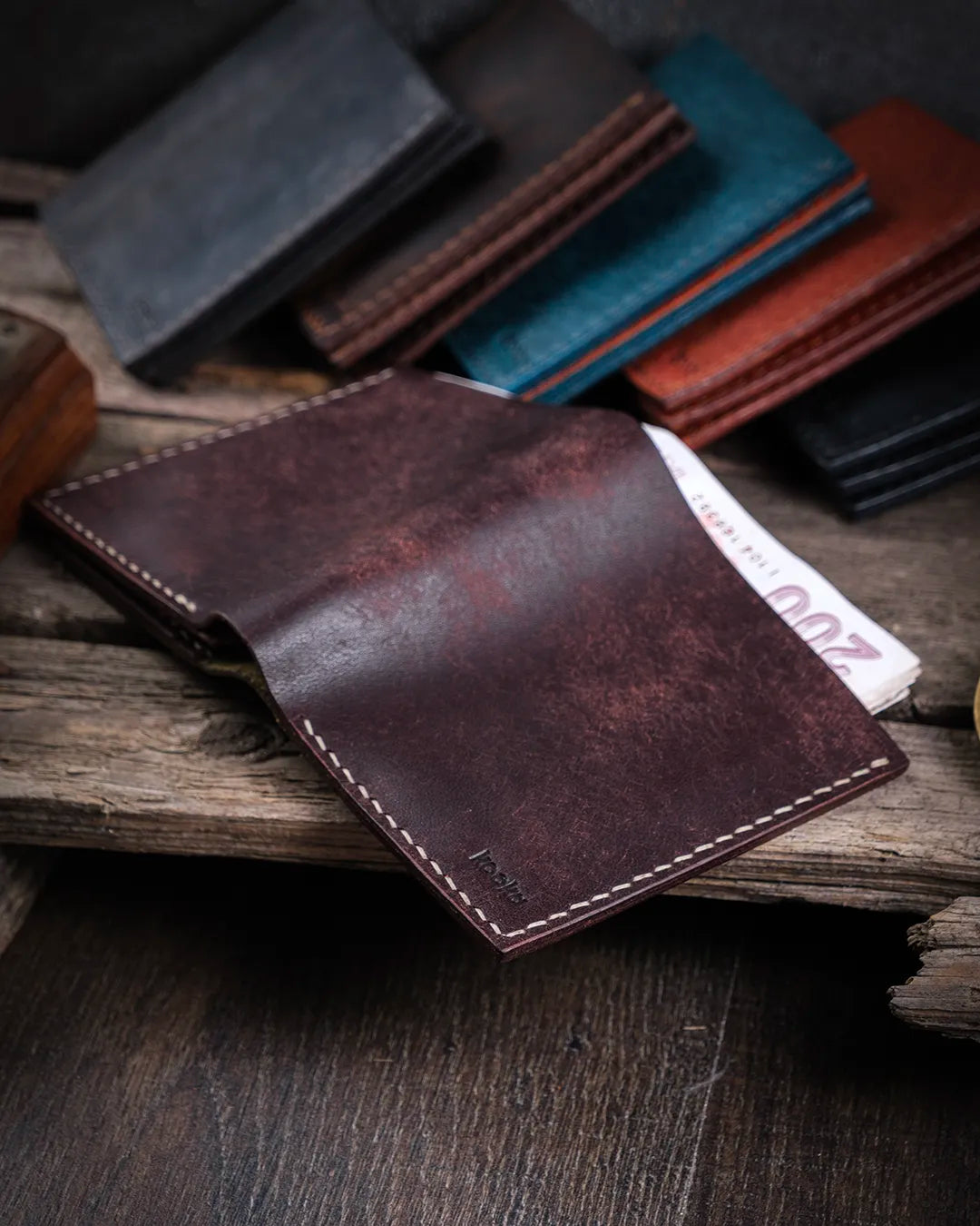 Açık haldeki Azur cüzdanın dış yüzeyinde pueblo deri dokusu ve ışık yansıması detayı, Kooka Leather patina etkili