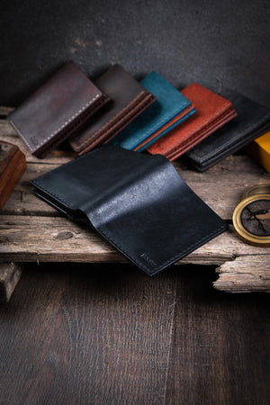 Rustik adventure atmosferde pueblo deri dokusu ve ışık yansıması detayı, Kooka Leather Azur patina özellikli hakiki deri kalitesi