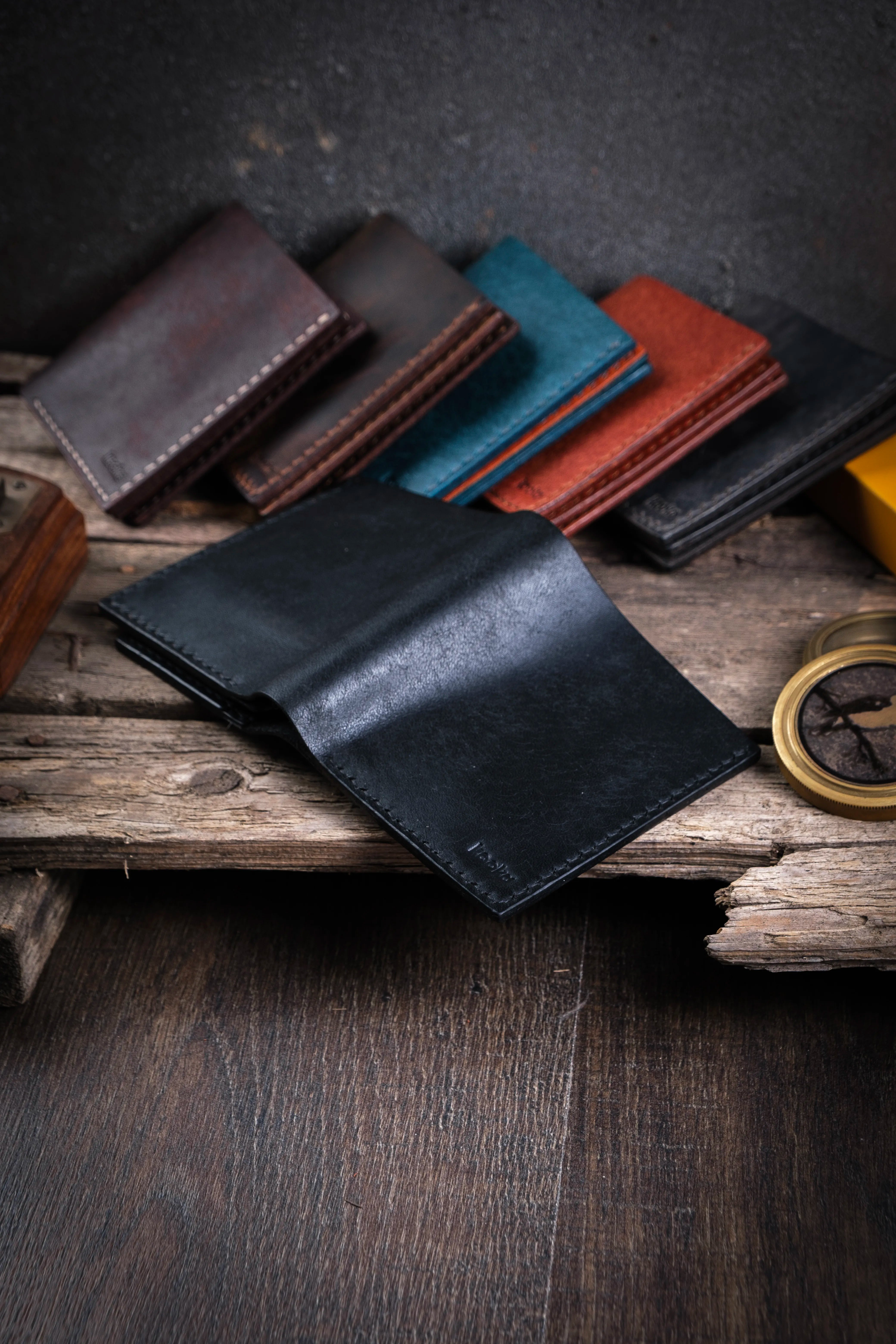 Rustik adventure atmosferde pueblo deri dokusu ve ışık yansıması detayı, Kooka Leather Azur patina özellikli hakiki deri kalitesi