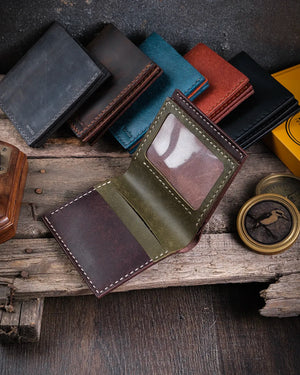 Açık halde pueblo deri Azur cüzdan, şeffaf PVC kart cebi ve el dikişi detaylarıyla iç tasarım görünümü, Kooka Leather