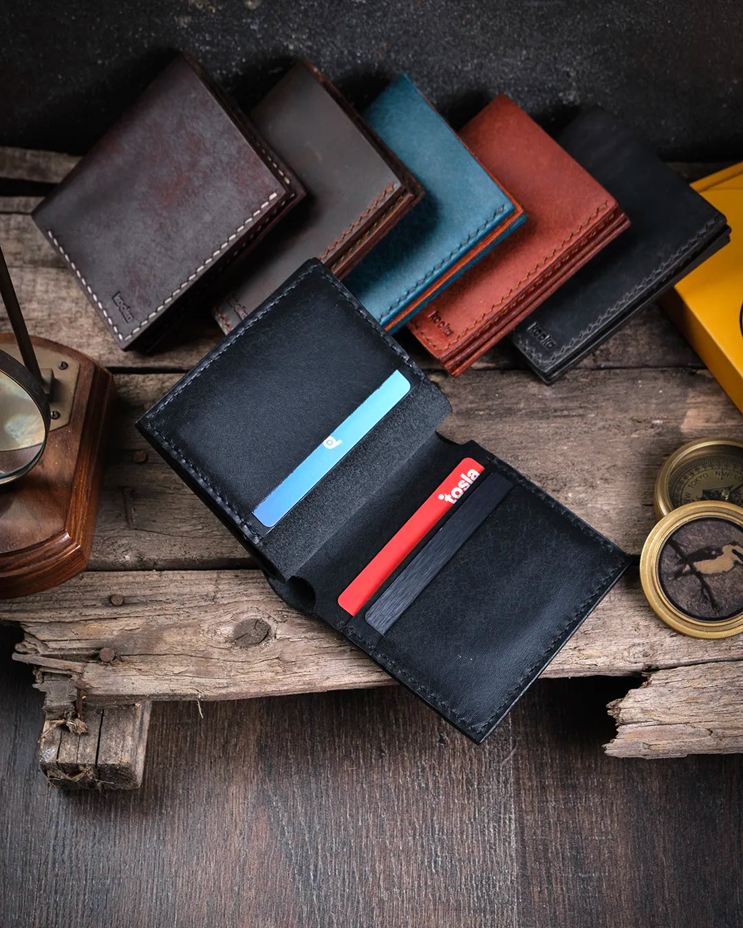 Ahşap arka planda hakiki deri cüzdan iç organizasyon görünümü, altı kart slotu yerleşimi ile Kooka Leather Azur kompakt kullanım rahatlığı