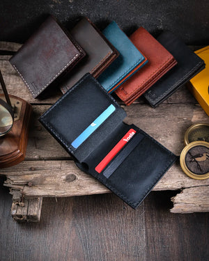 Ahşap arka planda hakiki deri cüzdan iç organizasyon görünümü, altı kart slotu yerleşimi ile Kooka Leather Azur kompakt kullanım rahatlığı