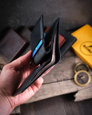 Elde tutulan pueblo deri cüzdan geniş kağıt para bölmesi detayı, Kooka Leather Azur patina özellikli hacimli iç yapı