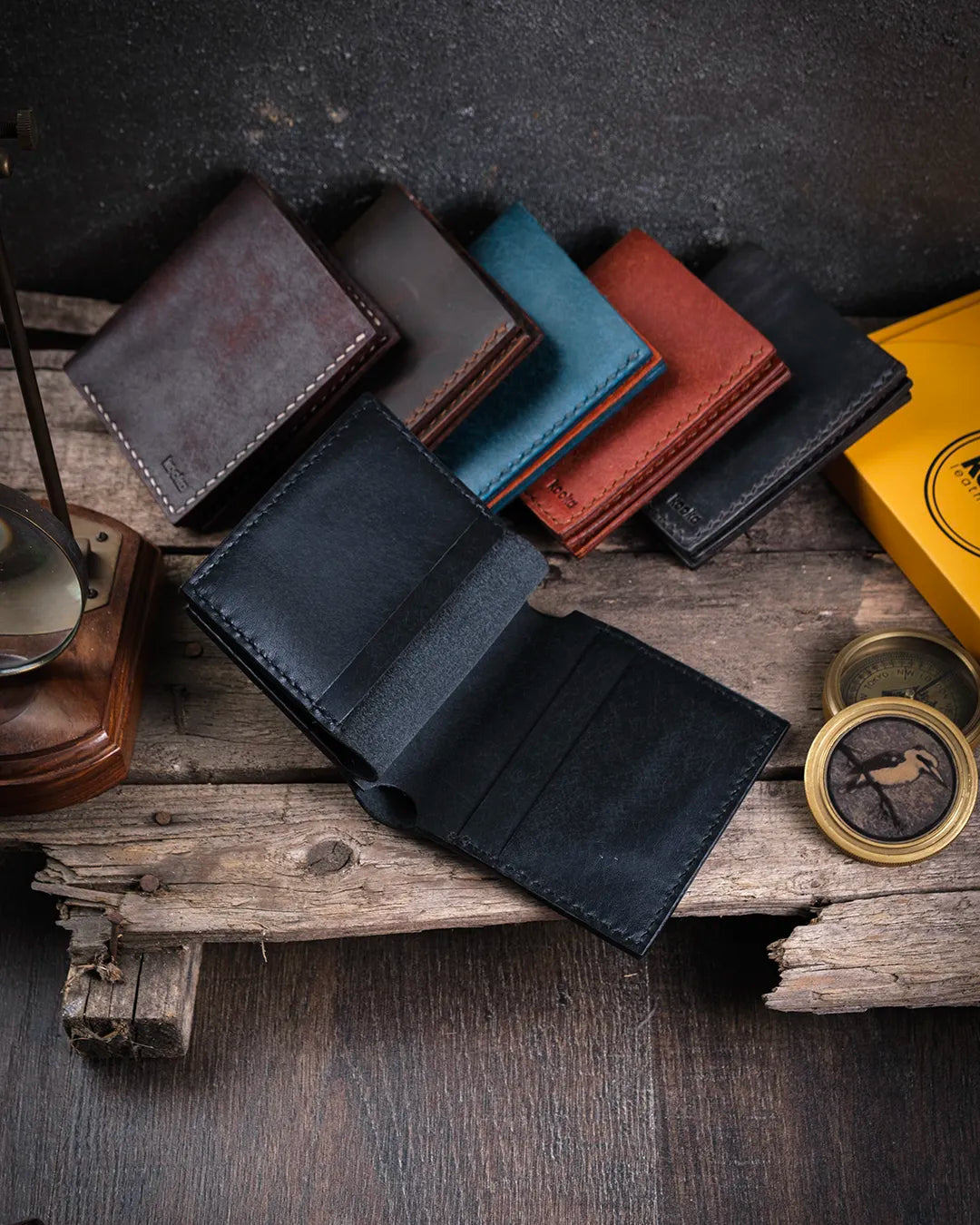 Altı adet kart yuvasına sahip kompakt deri cüzdan açık görünümü, Kooka Leather Azur pueblo deri el dikişi saraç işçiliği detayları