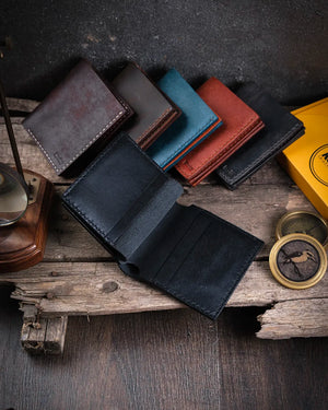 Altı adet kart yuvasına sahip kompakt deri cüzdan açık görünümü, Kooka Leather Azur pueblo deri el dikişi saraç işçiliği detayları