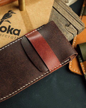 El dikişi deri kalemlik tasarımında Pueblo derinin doku zenginliği: koyu kahverengi gövde üzerinde kiremit renkli kontrast kapama sapı, krem rengi el dikişi ve Kooka Leathercraft imzasıyla premium el işçiliği