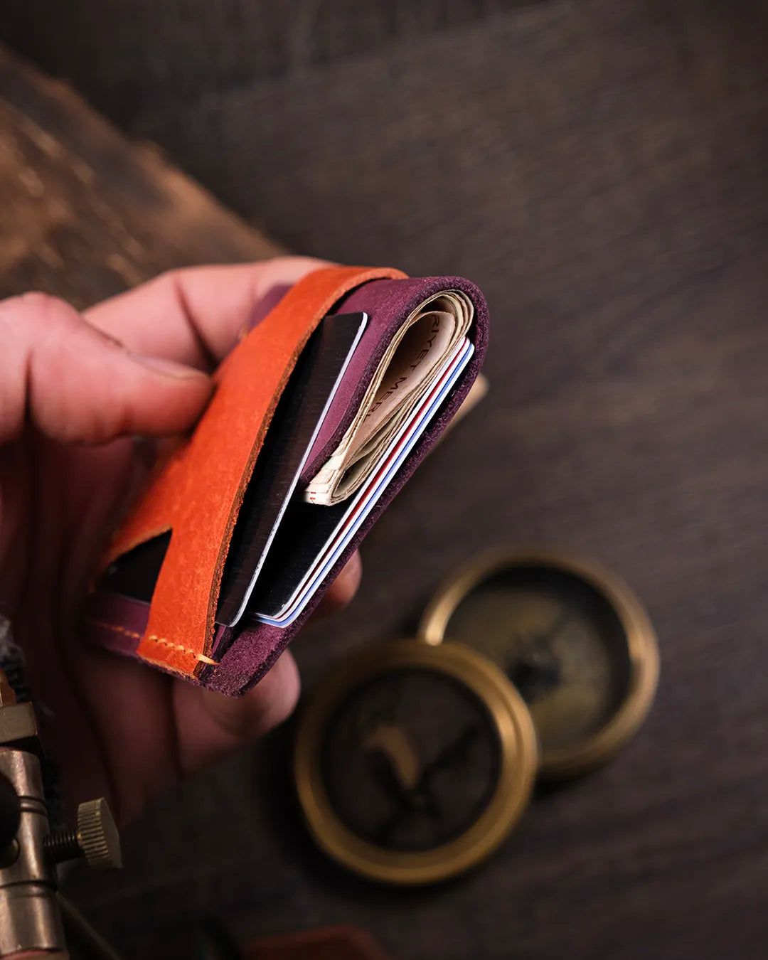 İçi dolu haldeki minimalist pueblo deri kartlığın kapasitesini gösteren detay çekim, Kooka Leather kalitesi