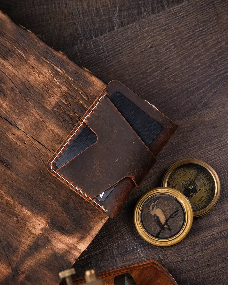 El yapımı crazy deri Wind kartlık taba renkte kapalı konumda düz yüzeyde üstten görünümde, Kooka Leather