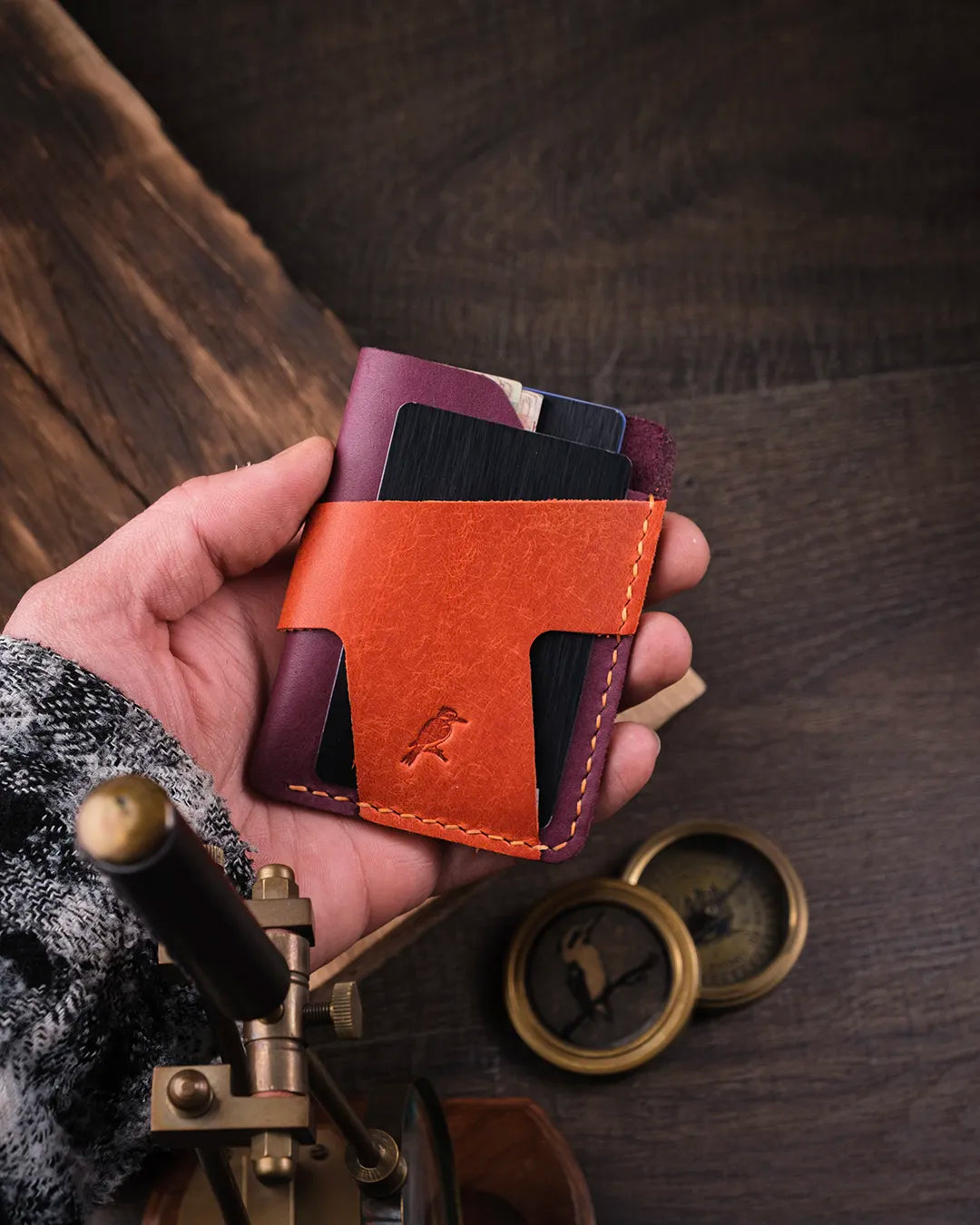 Elde tutulan avuç içi boyutundaki pueblo deri cüzdanın pratik kullanım görünümü, Kooka Leather tasarımı