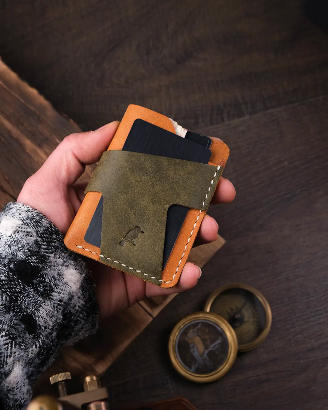 Elde tutulan pueblo deri kartlık avuç içine sığan kompakt boyutlarda, Kooka Leather pratik tasarım
