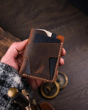 Kompakt boyutlu taba crazy deri Wind kartlık el içinde tutuş halinde gerçek kullanım görünümünde, Kooka Leather