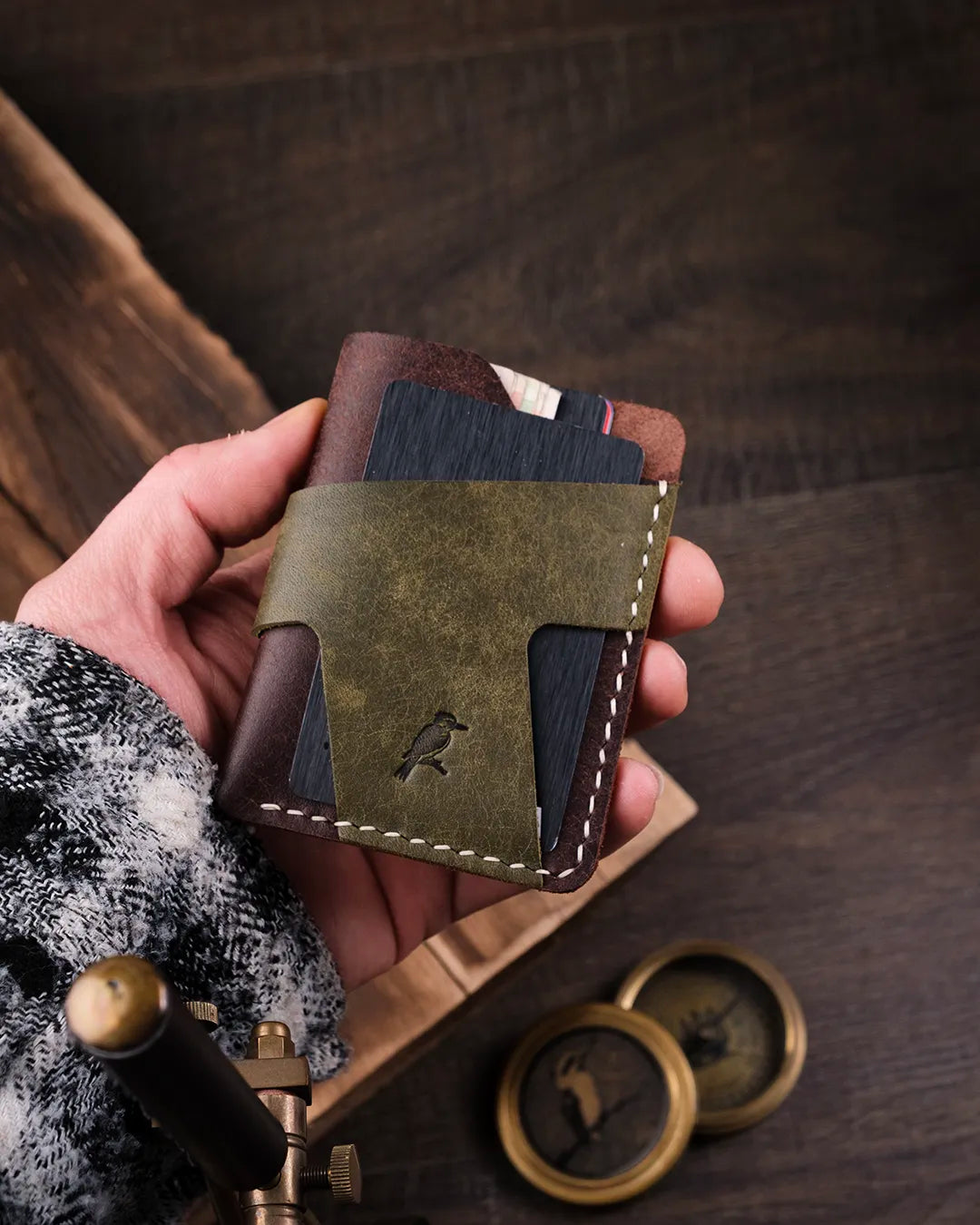 Elde tutulurken avuç içine mükemmel sığan pratik boyuttaki pueblo deri kartlık kullanım pozisyonu, Kooka Leather