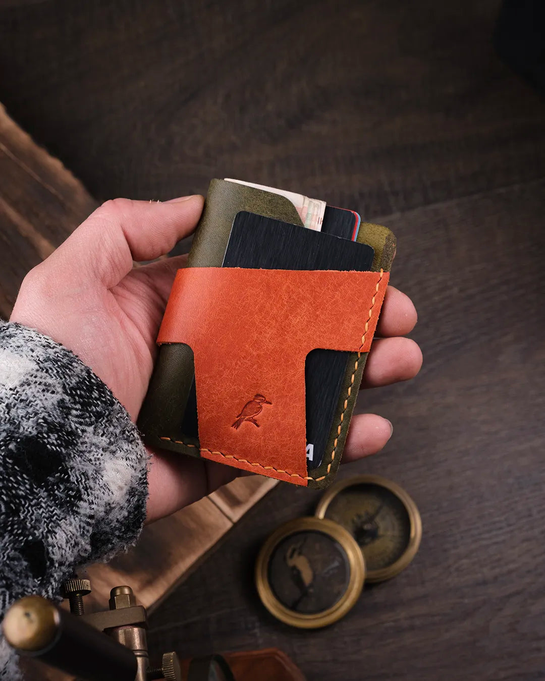 Elde tutulan olive pueblo deri cüzdan pratik boyutuyla günlük kullanım konforu sağlayan tasarım, Kooka Leather