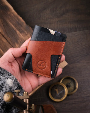Elde tutulan pueblo deri kartlık avuç içine sığan pratik boyutlarda, Kooka Leather kompakt tasarım