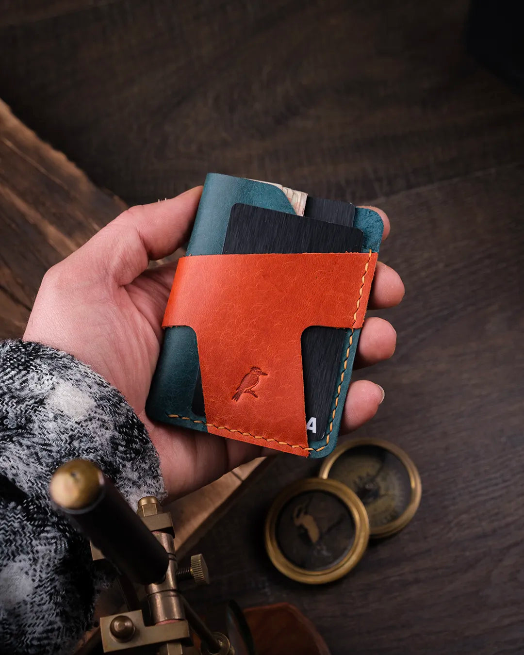 Elde tutulan mavi turuncu pueblo deri kartlık pratik boyut görünümünde, Kooka Leather kompakt saraciye