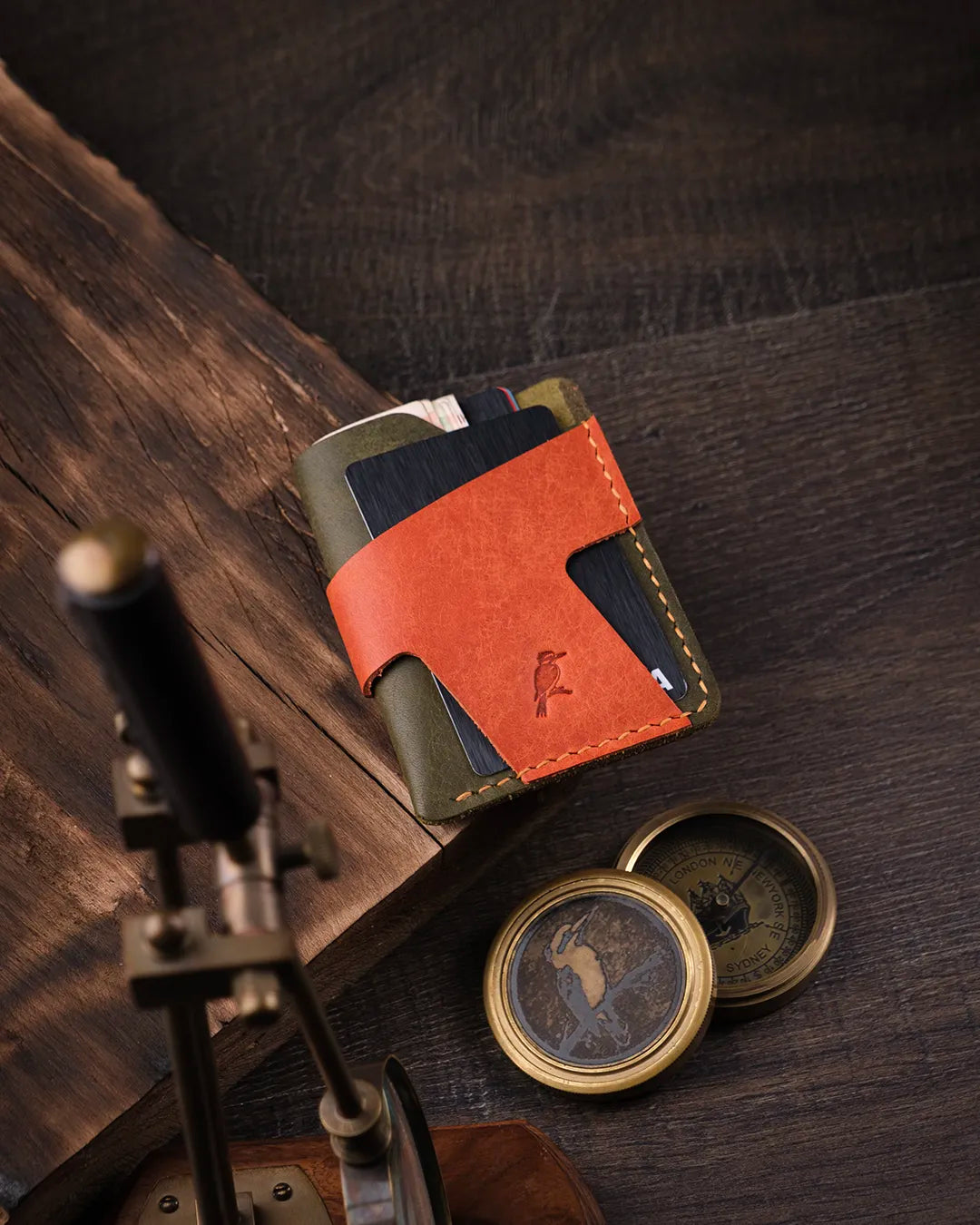 Olive renkli hakiki deri kartlık genel görünümde kart yerleştirme bölümleri ile kompakt yapı, Kooka Leather