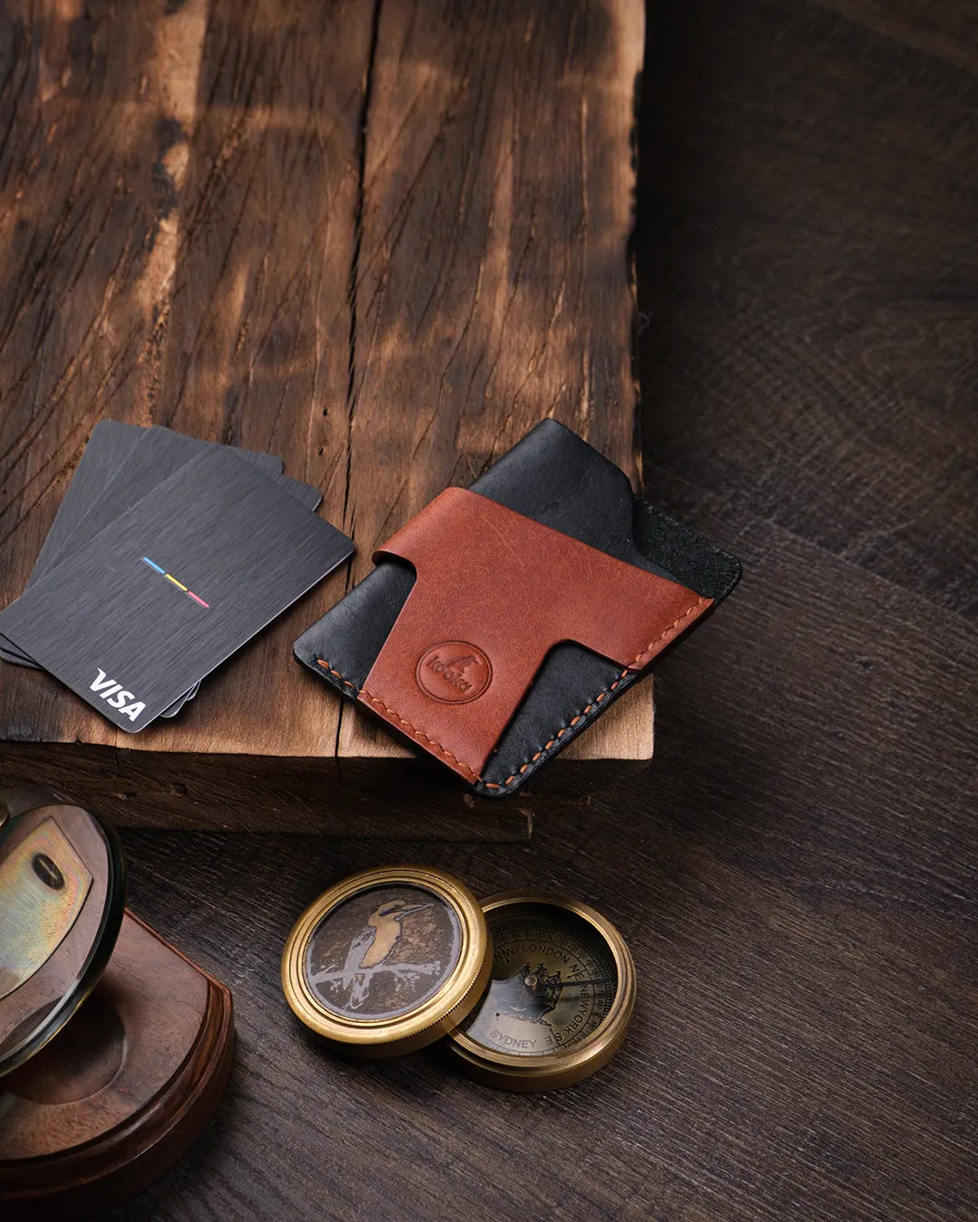Beyaz yüzeyde siyah kahverengi pueblo deri kartlık genel görünümü, Kooka Leather el dikişi ustalığı