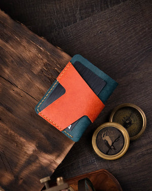 Düz yüzeyde mavi turuncu pueblo deri kartlık tam üstten genel görünümde, Kooka Leather minimalist tasarım