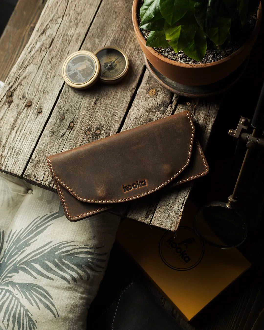Hakiki deri kadın yatay cüzdan, taba Crazy Deri kapalı hali; oval kapakta kabartma kooka logosu, krem renkli el dikişi ve ton farkları gösteren yağlı mat yüzey, Kooka Leather Tina modeli