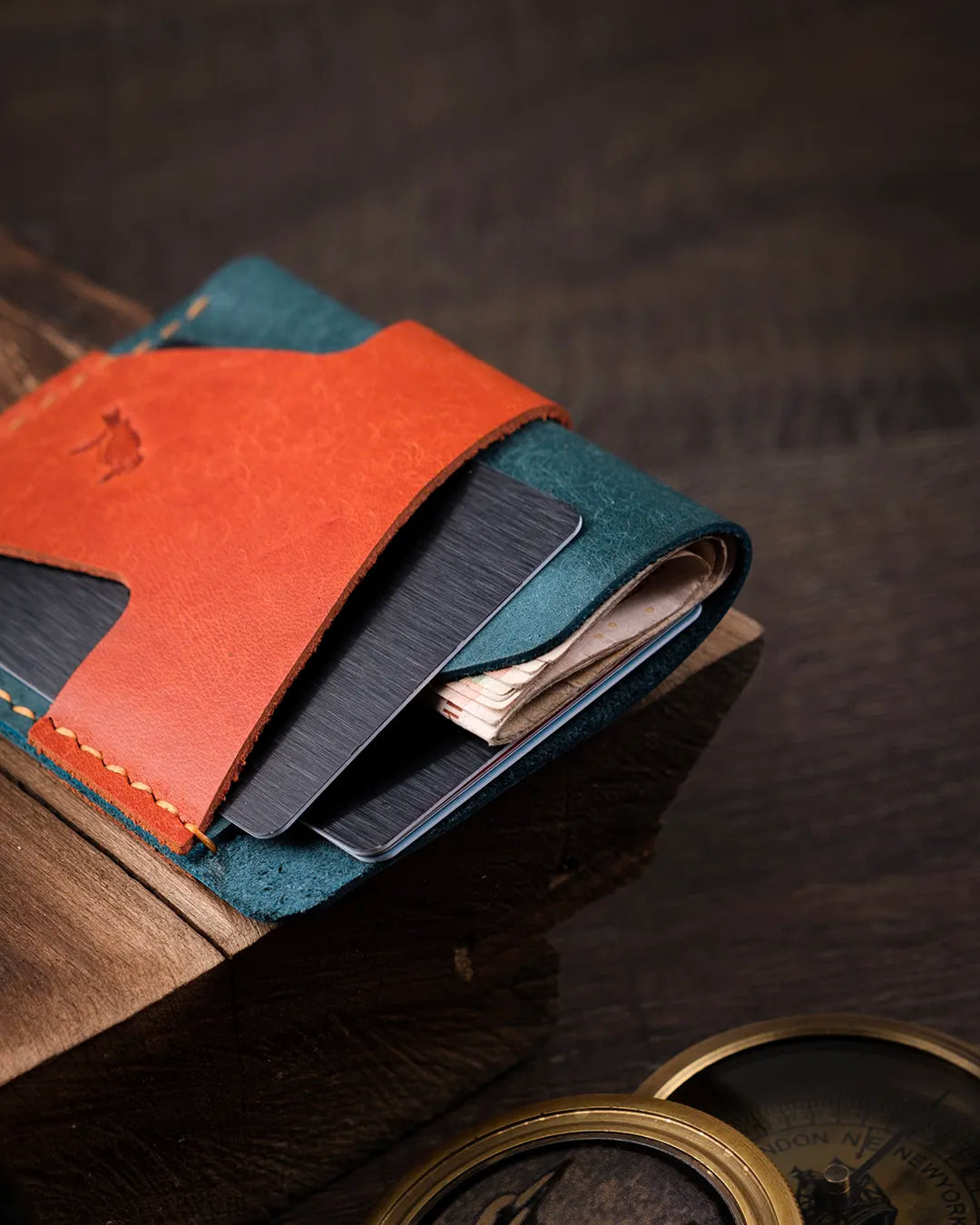Pueblo deri kartlığın iç cep kapasitesi ve yapısı yakın çekimde görünümde, Kooka Leather el dikişi